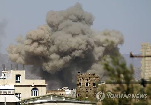 사우디아라비아 주도 공습으로 불타오르는 예멘 알다일라미 공군기지 (AFP=연합뉴스)