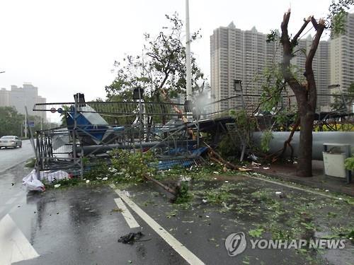 초강풍 탓에 초토화된 광둥성 잔장시(AFP=연합뉴스) 