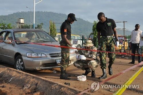 지난 3일 나이지리아에서 발생한 보코하람의 폭탄테러 공격 현장을 조사 중인 나이지리아군 (AP=연합뉴스)