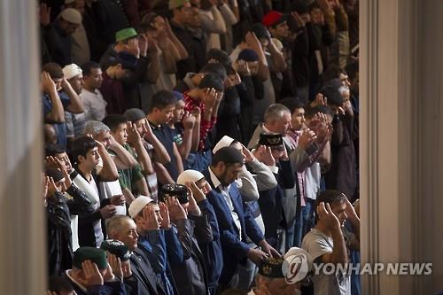 이슬람 명절 기념하는 러시아 무슬림들(AP=연합뉴스)