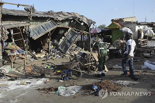 지난 6월 마이두구리 시장에서 발생한 자살폭탄 테러 현장 (AP=연합뉴스)