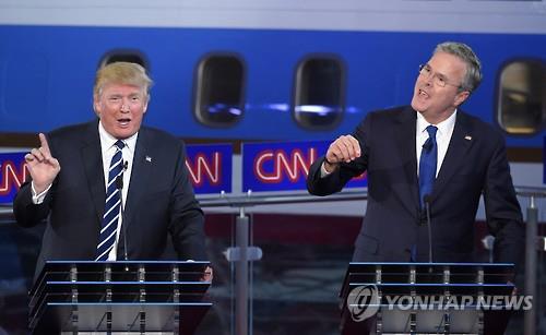 CNN 주최 공화당 대선후보 2차TV 토론 당시의 도널드 트럼프(왼쪽)와 젭 부시(오른쪽)