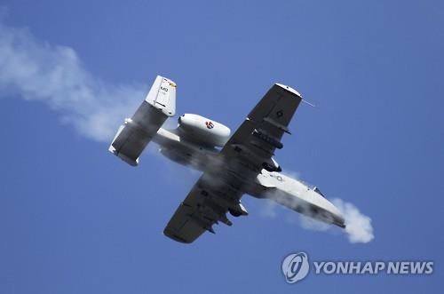 지상 표적을 향해 사격하는 미 공군의 A-10 지상공격기(EPA=연합뉴스 DB)