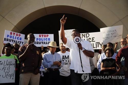 텍사스 경찰 과잉진압에 항의 시위(AP=연합뉴스 자료사진)