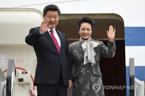 영국 방문을 마치고 귀국길에 오른 시진핑 중국 국가주석 부부(AP=연합뉴스)