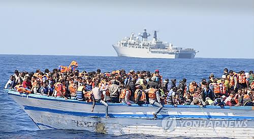 지중해를 건너는 난민선(EPA=연합뉴스자료사진)