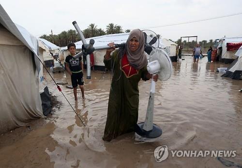 29일 호우로 바그다드 인근의 난민촌이 침수됐다.(AP=연합뉴스자료사진)