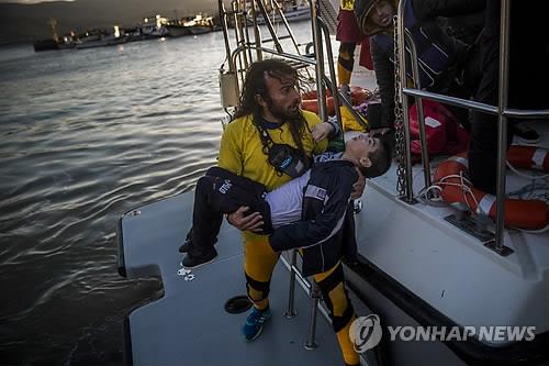 바다에 빠진 난민 소년