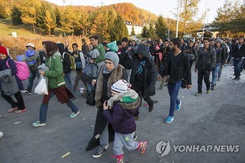 슬로베니아-오스트리아 국경 근처에서 오스트리아를 향해 걷는 난민들 (EPA=연합뉴스)