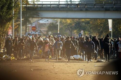 슬로베니아-오스트리아 국경의 난민들 (AFP=연합뉴스)