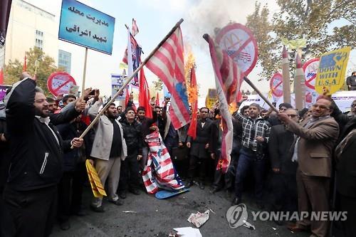 미대사관 점거 36주년 집회에서 성조기가 불타고 있다(EPA=연합뉴스자료사진)