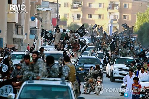 시리아 락까에서 행진하는 IS 병력 (AP=연합뉴스)