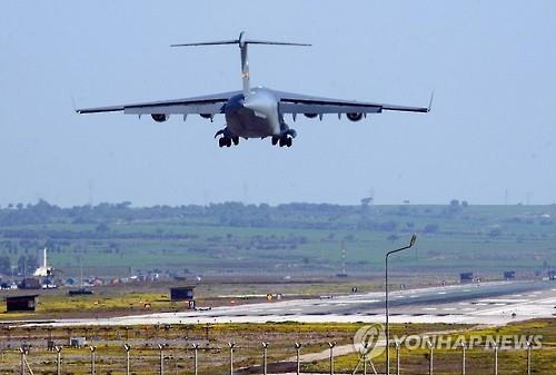 터키 인지를릭 기지에 착륙하는 미 폭격기(EPA=연합뉴스자료사진)