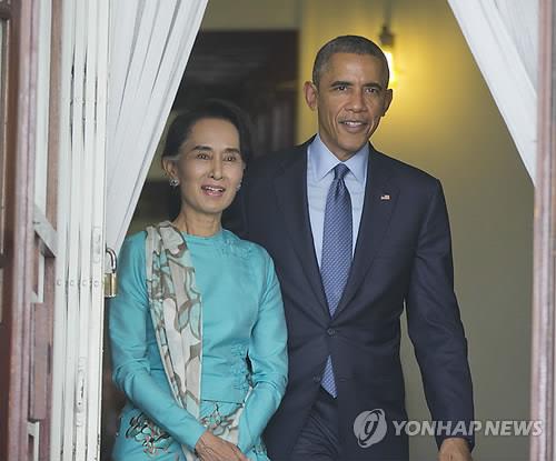 2014년 미얀마서 만난 아웅산 수치 여사와 버락 오바마 미국 대통령 (AP=연합뉴스 자료사진)