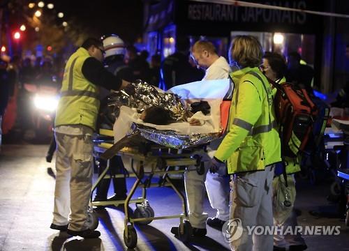 총기 테러가 발생한 프랑스 파리 바타클랑 극장에서 실려나오는 부상자 (AP=연합뉴스)