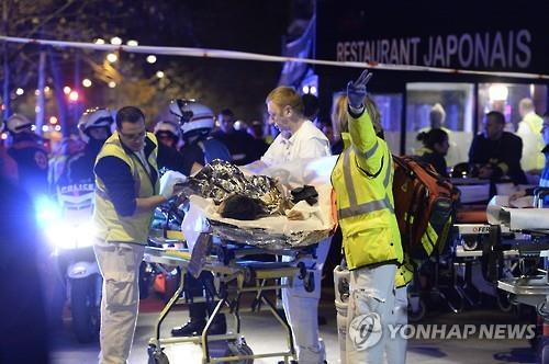 테러가 발생한 바타클랑 극장에서 실려나오는 부상자 (AFP=연합뉴스)