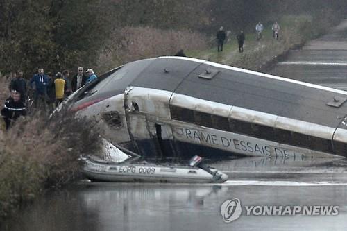 시험운행 중 프랑스에서 탈선한 고속철도(AFP=연합뉴스자료사진) 