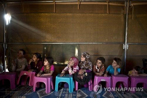 요르단 난민시설에서 공부하는 시리아 어린이들(AP=연합뉴스 자료사진)