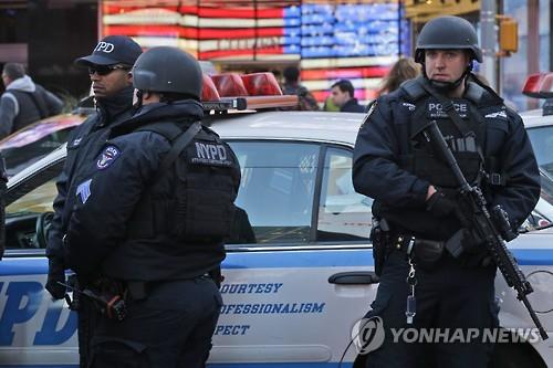 뉴욕 타임스스퀘어를 경비하는 미국 경찰 (AP=연합뉴스 자료사진)