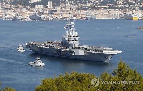 시리아 공습 위해 출항하는 프랑스 항모(AP=연합뉴스)