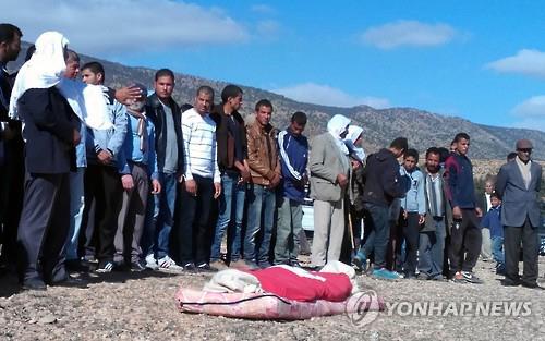 솔타니를 매장하기 전 기도하는 튀니지 사람들 (AFP=연합뉴스)