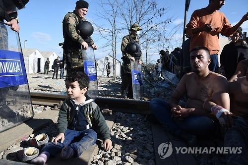 입술을 꿰매고 항의시위하는 난민의 모습(AP=연합뉴스)