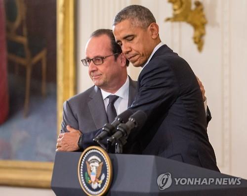 공동기자회견하는 올랑드 프랑스 대통령과 오바마 미국 대통령 (AP=연합뉴스)