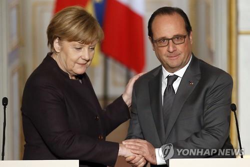 파리 정상회담에서 손잡은 메르켈(좌) 독일 총리와 올랑드 프랑스 대통령(AP=연합뉴스)