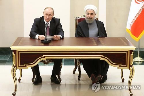 푸틴(좌) 러시아 대통령과 로하니 이란 대통령(AP=연합뉴스자료사진)