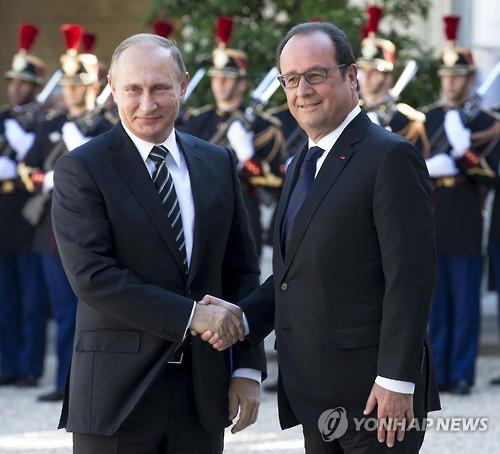 악수하는 올랑드(오른쪽) 프랑스 대통령과 푸틴 러시아 대통령(AP=연합뉴스 자료사진)