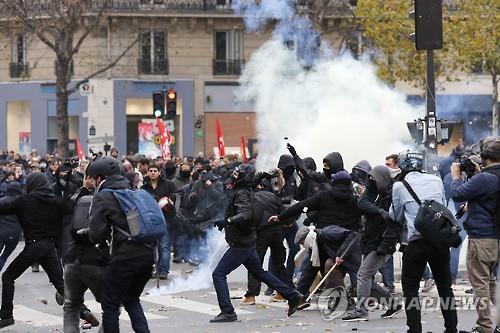 파리에서 경찰과 시위대 충돌(AFP=연합뉴스)