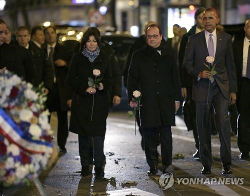 바타클랑 추모 현장의 안 이달고 파리 시장(왼쪽부터)올랑드 프랑스 대통령, 오바마 미국 대통령(EPA=연합뉴스)