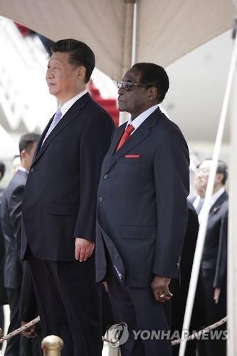 시진핑 중국 국가주석과 무가베 짐바브웨 대통령(EPA=연합뉴스)