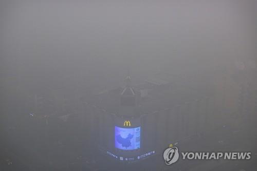 2015년 12월 1일 스모그에 싸인 베이징 시내(AP=연합뉴스)