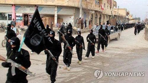 시리아 락까에서 행진하는 IS 병력 (AP=연합뉴스)