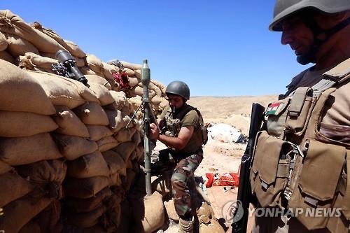 지난 8월 모술 서쪽 신자르에서 로켓 발사를 준비하는 이라크 민병대 (AFP=연합뉴스)