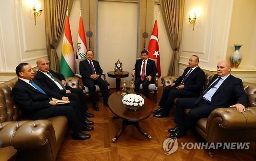 파병 문제로 이라크 정부와 갈등을 겪고 있는 터키 총리와 이라크내 쿠르드 지도자간의 면담(EPA=연합뉴스)
