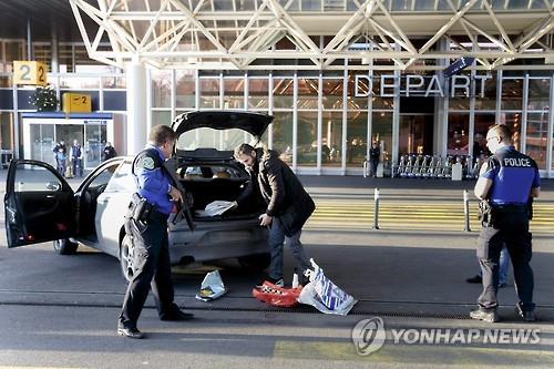 테러 경계 수위를 높인 제네바 경찰이 공항에서 차량을 수색하고 있다. 사진에 나온 남성은 테러 용의자는 아니다(EPA=연합뉴스)