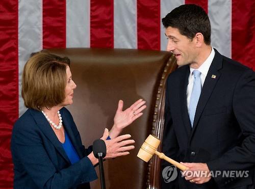 폴 라이언(오른쪽)과 낸시 펠로시(왼쪽)/(AP Photo/Andrew Harnik) 