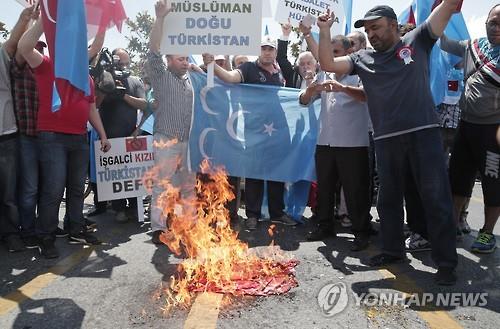 중국의 위구르족 탄압에 항의하는 터키 위구르족 시위 (AP=연합뉴스 자료사진)