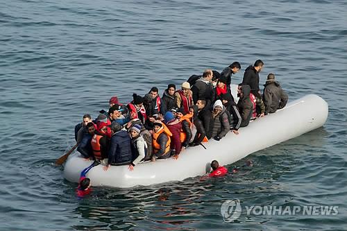 그리스 레스보스 섬을 향해 이동해 온 난민들 (EPA=연합뉴스 자료사진)