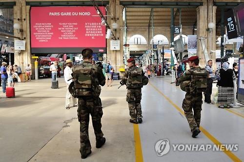 괴한 총격 이후 보안 경비를 강화한 프랑스 고속열차 (AP=연합뉴스)