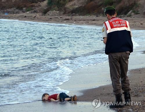 터키 해변에 주검으로 떠내려온 시리아 난민 꼬마 아일란 쿠르디 (AFP=연합뉴스)