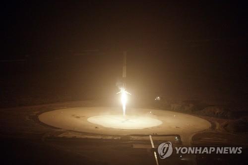 스페이스X의 추진 로켓이 발사 후 지상에 수직 착륙하는 모습 (AFP=연합뉴스)