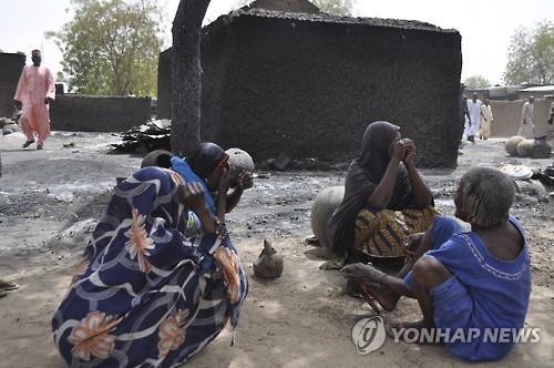 지난 5월 보코하람 공격을 받고 망연자실한 주민들 (AP=연합뉴스 자료사진)