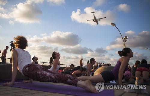 이스라엘에서 제1회 세계 요가의 날 행사에 참여한 여성들 (AP=연합뉴스)