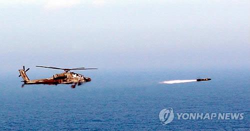 2009년 미군 아파치 헬기에서 발사되는 헬파이어 미사일 (연합뉴스 자료사진)