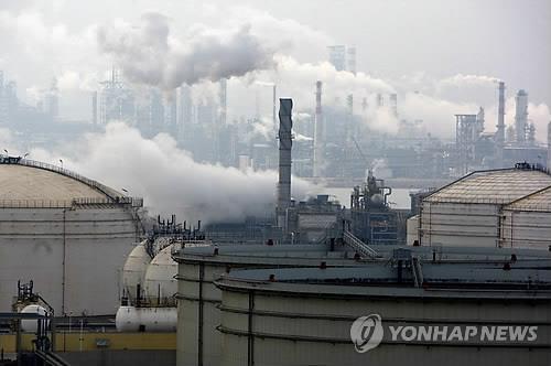 중구 칭타오 정유공장 지역의 대기환경(EPA=연합뉴스 자료사진)