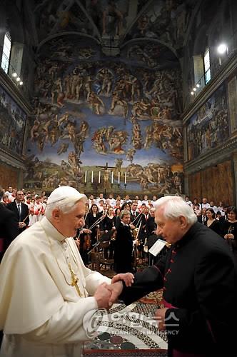 2009년 바티칸 시스티나 성당에서 만난 베네딕토 16세 교황과 형 게오르그 라칭거 신부 (EPA=자료사진)