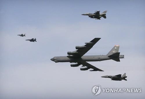 지난 10일 한반도 상공에 전개된 핵미사일 탑재 B-52 폭격기 (AP=연합뉴스)